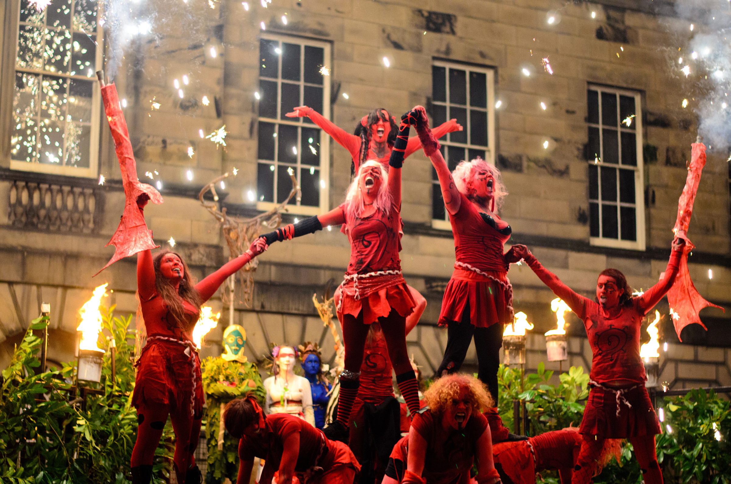 British festivals. Шотландия Белтайн. Огненный фестиваль Белтейн. Белтейн фестиваль огня Шотландия. Edinburgh International Festival.