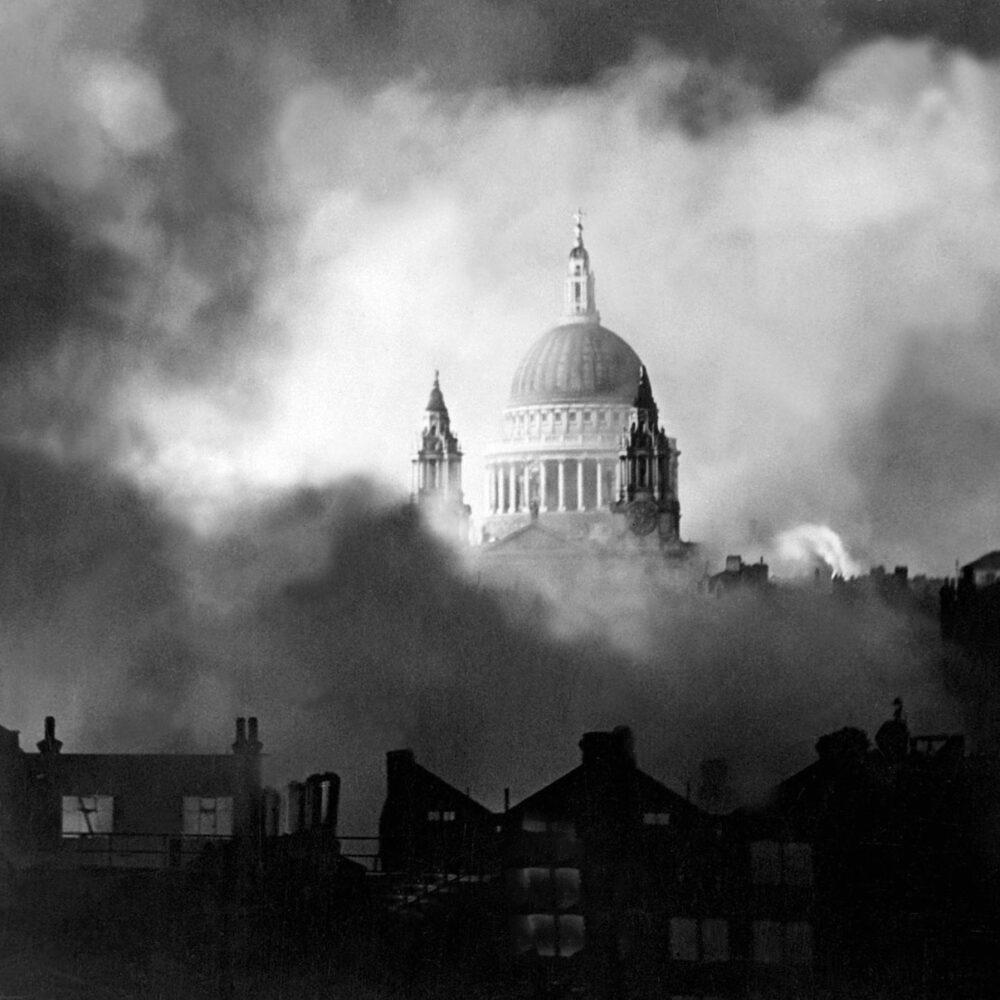 dome-smoke-fire-bombing-raid-St-Pauls-Cathedral-1940